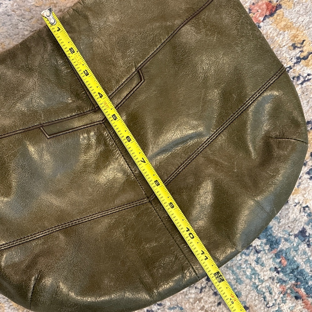 Hobo "Serra" leather shoulder bag in distressed Olive green w/inside pockets - Picture 15 of 16